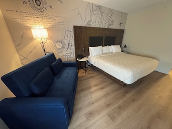 Deluxe Room, 1 King Bed, Accessible Bathtub