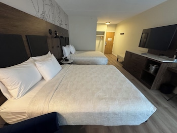 Deluxe Room, 2 Queen Beds, City View