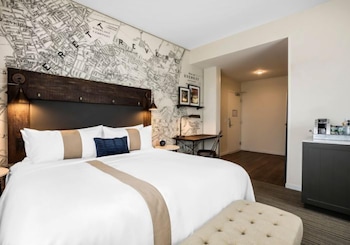 Deluxe Room, 1 King Bed, Accessible Bathtub