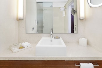 Deluxe Room, 1 King Bed, Corner