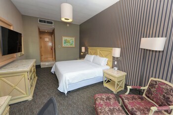 Standard Room, 1 King Bed (Top Floor)