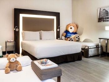 Standard Room with one Queen bed and two child beds