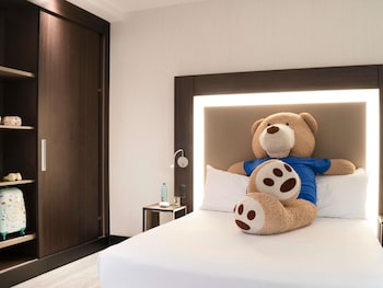 Standard Room with one Queen bed and two child beds