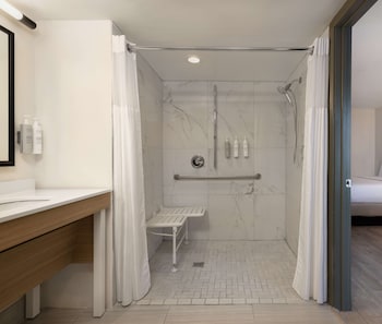 Room, 2 Queen Beds, Accessible (Mobility & Hearing, Roll-in Shower)
