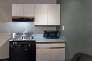Queen Bed Kitchenette