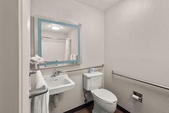 Standard Room, 1 King Bed, Accessible (Smoke Free)