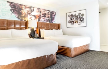 Signature Suite, 2 Queen Beds, Mobility Accessible