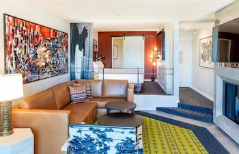 Signature King Suite, City View & Balcony