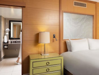 Suite, 1 King Bed (Hollywood Hills View)