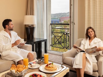 Suite, 1 King Bed (Hollywood Hills View)