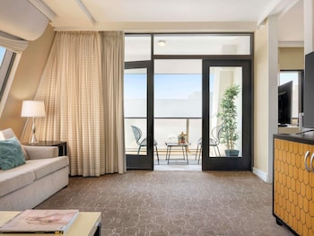 Suite, 1 King Bed (Beverly Boulevard View)