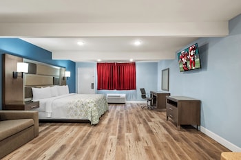 Suite, 1 King Bed, Non Smoking, Kitchenette