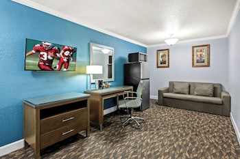 Suite, 1 King Bed, Non Smoking, Poolside