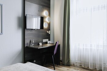 Standard Room, 1 King Bed, City View