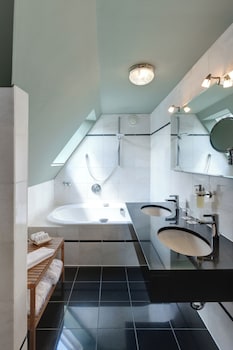 Junior Suite, 1 King Bed, Kitchen