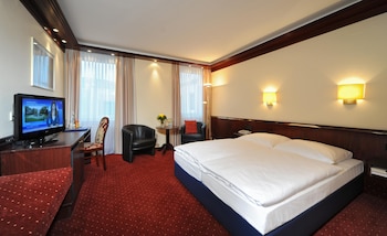 Classic Room, 1 Double Bed, Refrigerator (Converts to 2 Twin Beds)