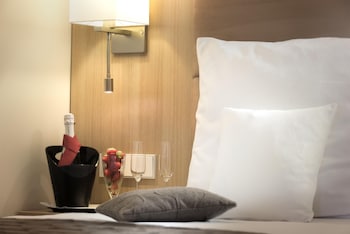 Classic Room, 1 Double Bed, Refrigerator (Converts to 2 Twin Beds)