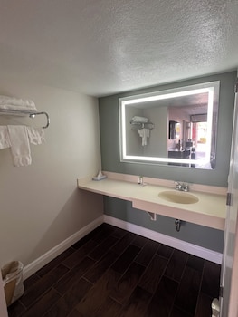 Room, 1 King Bed, Accessible, Smoking