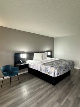 Deluxe Room, 1 King Bed, Smoking, Refrigerator & Microwave