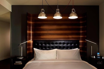 Room, 1 King Bed, Hearing Accessible (Mobility, Roll-in Shower)