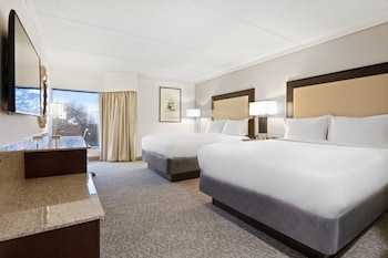 Deluxe Room, 2 Queen Beds, Mountain View