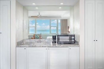 Suite, 2 Queen Beds, Oceanfront