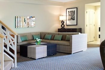Suite, 1 King Bed, Balcony, Pool View