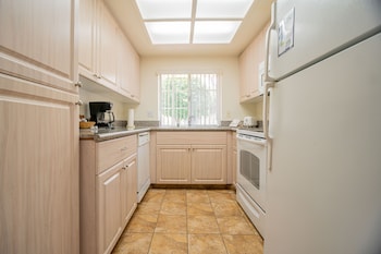 2 Bedrooms, Full Kitchen
