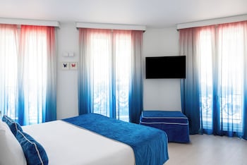 Family Superior, 2 Rooms - Complimentary soft minibar, courtesy tray, digital press, fitness, sauna