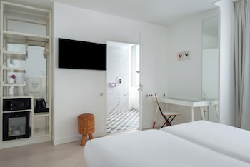 Mobility Accesible Room - Complimentary soft minibar, courtesy tray, digital press, fitness, sauna