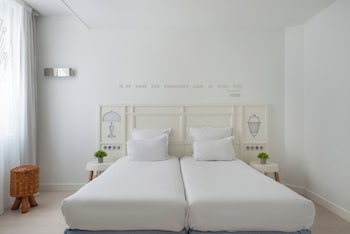 Mobility Accesible Room - Complimentary soft minibar, courtesy tray, digital press, fitness, sauna