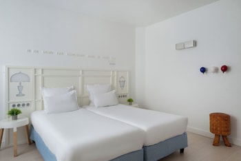 Mobility Accesible Room - Complimentary soft minibar, courtesy tray, digital press, fitness, sauna