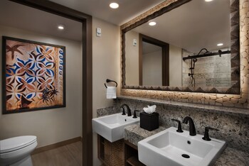 Resort View - Club Level. Wheelchair accessible with tub and option for hearing accessibility. 2 que