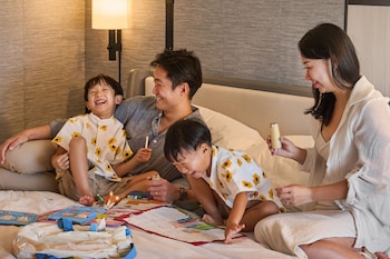 Family Deluxe Connecting Room with Lounge Access