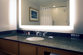 Executive Room, 1 King Bed with Sofa bed, Corner (Mobility/Hearing Accessible, Tub)