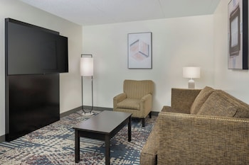 Suite, Multiple Beds, Pool View