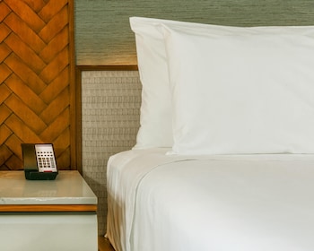 Room, 2 Queen Beds, Mountain View