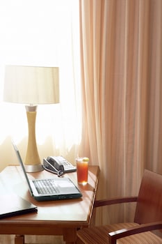 Premium Room, 1 King Bed, Accessible, Non Smoking (Roll-in Shower)