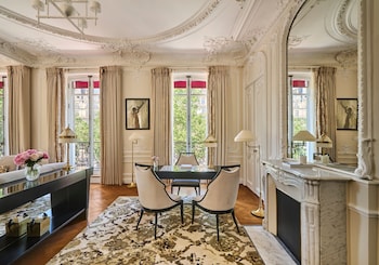 Signature Suite (George V)
