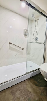 Standard One Queen Full Kitchen - Conference Centre