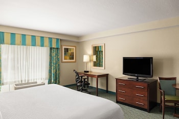 Standard Room, 1 King Bed, Balcony, Pool View