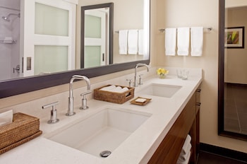 Room, 2 Queen Beds, Accessible, Resort View (Roll-In Shower)