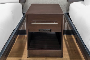 Deluxe Room, 1 King Bed, Non Smoking, Kitchenette