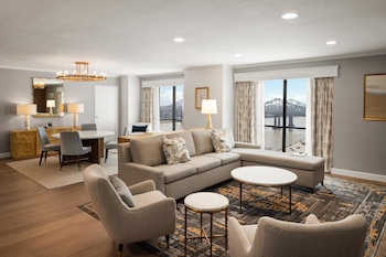Premium Suite (Parlor, Breakfast)