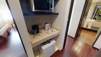 Classic Room, 1 King Bed, Kitchen