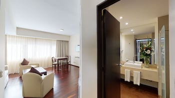 Suite, 1 King Bed with Sofa bed, Kitchen, City View
