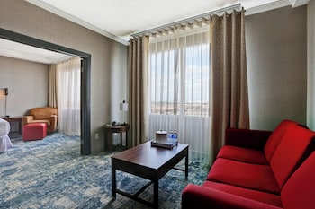 Suite, 1 Bedroom, Roll-in Shower (Airport View)