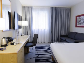 Executive Room, 1 Queen Bed, Mobility Accessible