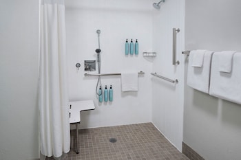 Room, 2 Queen Beds, Roll-in Shower
