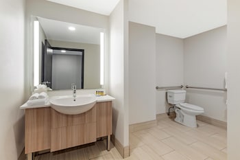 Standard Room, 2 Queen Beds, Accessible, Bathtub